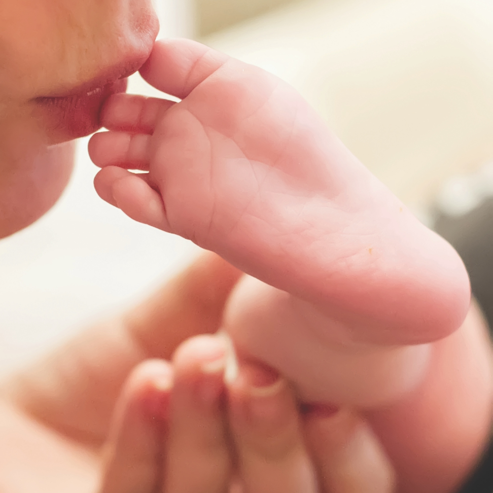 Teste do Pezinho -Imagem Promocional - Mãe e Filho